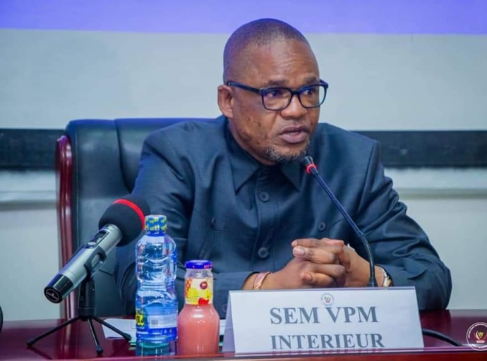 Lutte contre les embouteillages à Kinshasa : Le Vice-premier Ministre Peter Kazadi promet son appui sécuritaire pour la réussite d'un plan présenté par son Collègue des Transports