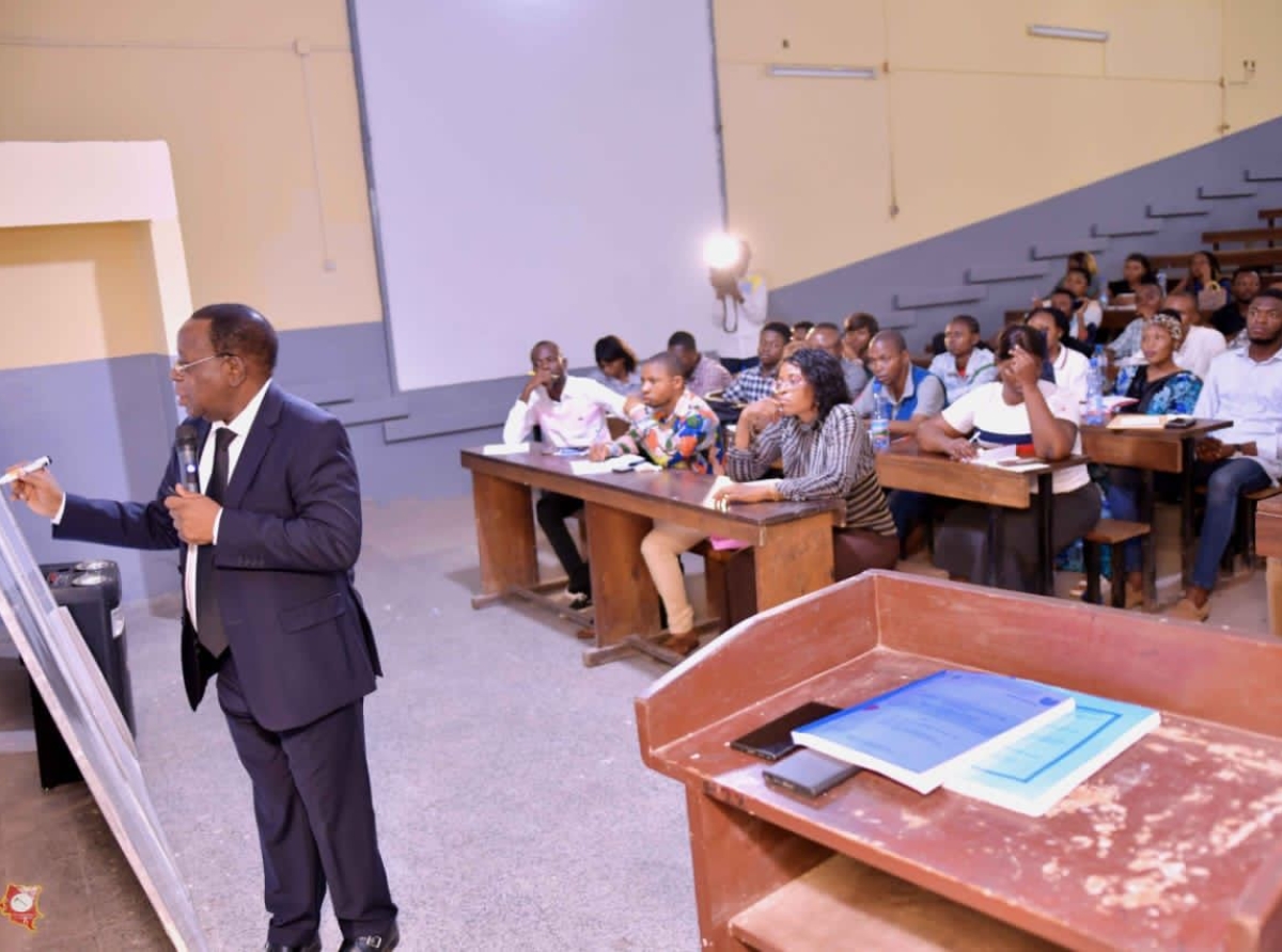 Le Prof Modeste Bahati retrouve ses étudiants de la Haute Ecole de commerce de Kinshasa 