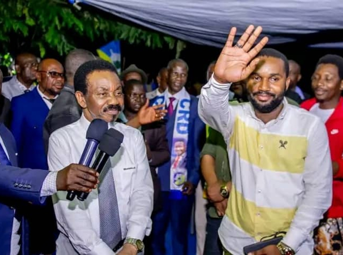 Le Patriarche Christophe MBOSO avec à ses côtés Ingénieur Cherlin Lokanyanga, Coordonnateur National Adjoint de la Jeunesse du Parti CRD.