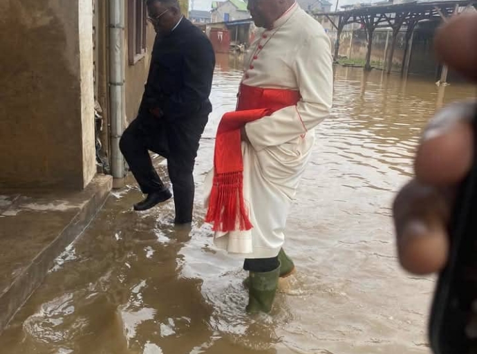Inondations à Kinshasa: le cardinal Fridolin Ambongo en visite de réconfort aux sinistrés