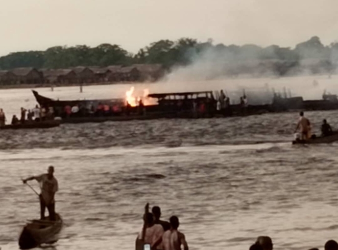 ÉQUATEUR: ENCORE DES MORTS, UN INCENDIE D'UNE BALEINIÈRE SUR LE FLEUVE CONGO
