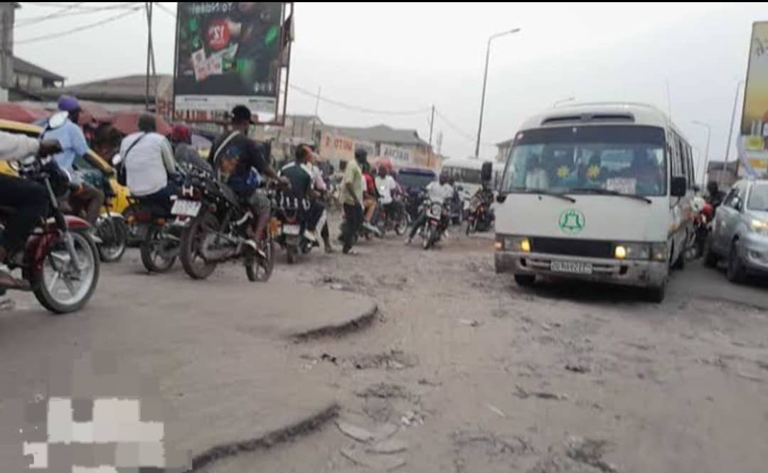 Société/Kinshasa: LES CONDUCTEURS SE PLAIGNENT DE L'ÉTAT DÉGRADÉ DE L'AVENUE KASA-VUBU PRÈS DU ROND-POINT VICTOIRE