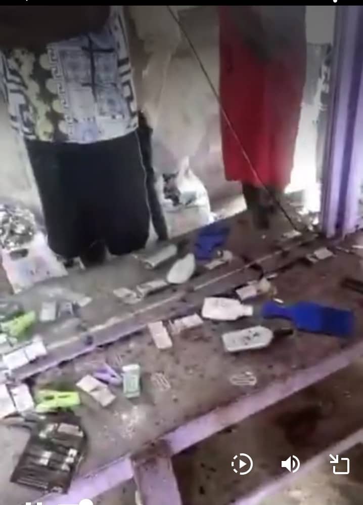 INSÉCURITÉ À KINSHASA : UN SALON DE COIFFURE VANDALISÉ PAR DES HOMMES ARMÉS À MASINA