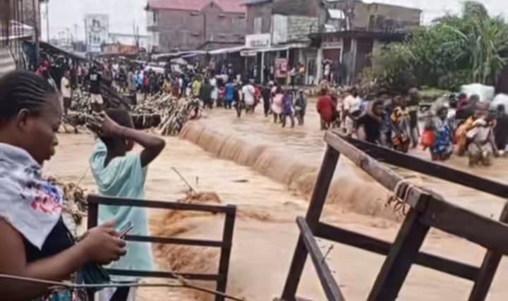KINSHASA : INONDATION SUR LA ROUTE ELENGESA APRÈS LA PLUIE DE CE SAMEDI 14 JUIN, CIRCULATION PARALYSÉE