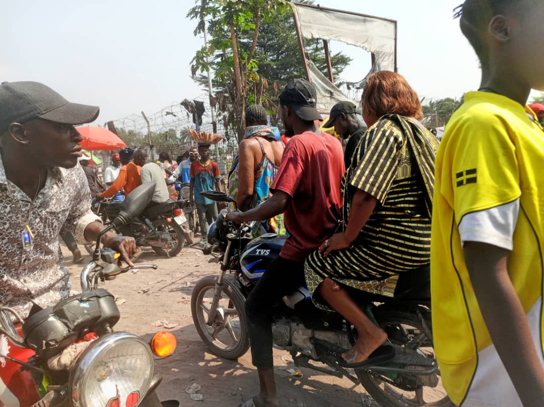 KINSHASA : CIRCULATION PRÉMATURÉE DES TAXIS MOTOS SUR LE TRONÇON PETRO CONGO - MARCHÉ DE LA LIBERTÉ