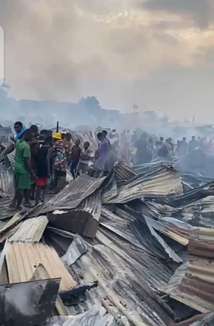 KINSHASA : INCENDIE AU CAMP KABILA, PLUS DE 150 MAISONS EN TÔLE EN FUMÉE