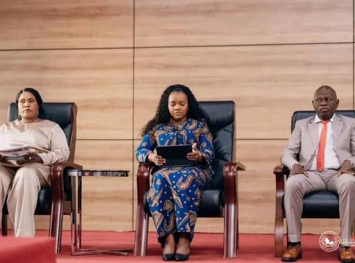 NOELLA AYEGANAGATO A PRÉSIDÉ LA CÉRÉMONIE DE REMISE DE NOUVEAUX PASSEPORTS BIOMÉTRIQUES AU LUALABA