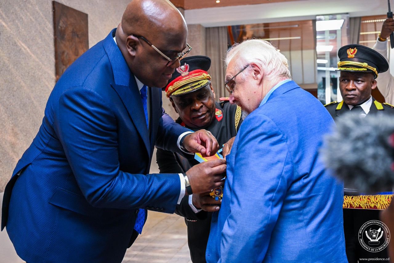 RDC-BELGIQUE: F. TSHISEKEDI DECORE UN INSPECTEUR DE POLICE BELGE