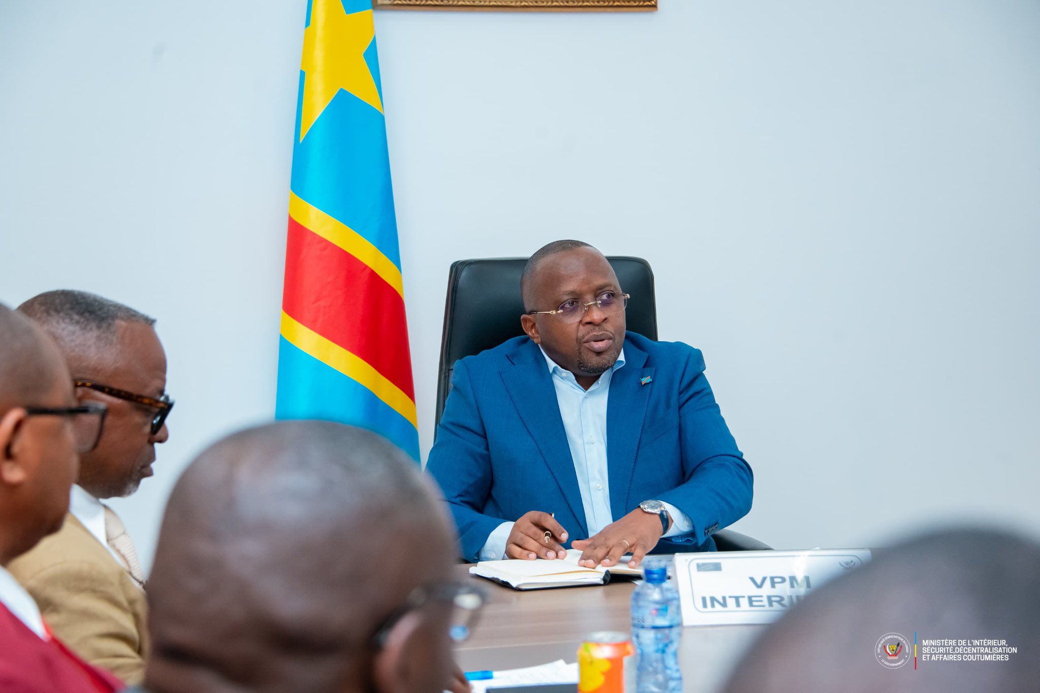 CRISE À L'ASSEMBLÉE PROVINCIALE DU KONGO-CENTRAL : LE VPM JACQUEMIN SHABANI APAISE LA TENSION