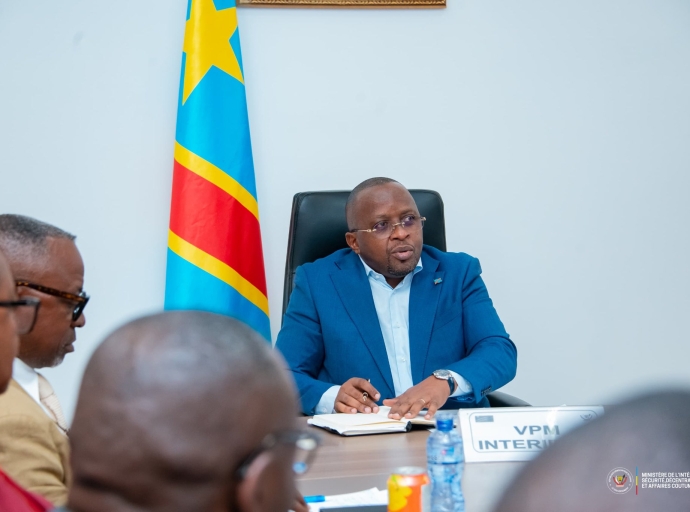 CRISE À L'ASSEMBLÉE PROVINCIALE DU KONGO-CENTRAL : LE VPM JACQUEMIN SHABANI APAISE LA TENSION