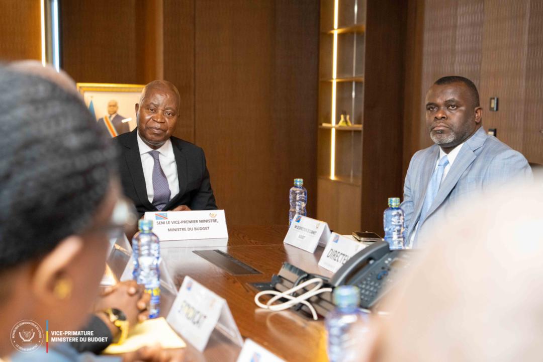 LE VPM ADOLPHE MUZITO ANNONCE, SOUS LA DIRECTION DE LA PREMIÈRE MINISTRE JUDITH SUMINWA, LE DÉGEL DES AGENTS BLOQUÉS ET LEUR PAIE DÈS LE QUATRIÈME TRIMESTRE 2025 : UN PAS VERS LA PAIX SOCIALE
