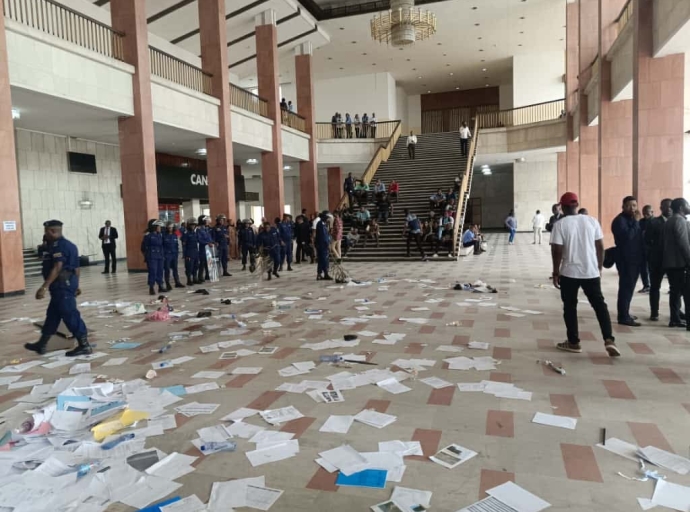 TENSION A L'ENSEMBLEE NATIONALE : DES AGENTS DE L'ADMINISTRATION EN COLÈRE SACCAGENT DES BUREAUX POUR RÉCLAMER UNE AMÉLIORATION SALARIALE