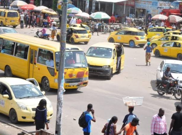KINSHASA: LE GOUVERNEMENT PROVINCIAL RAPPELLE LA STRICTE APPLICATION DES TARIFS ET ITINÉRAIRES OFFICIELS DANS LE TRANSPORT EN COMMUN
