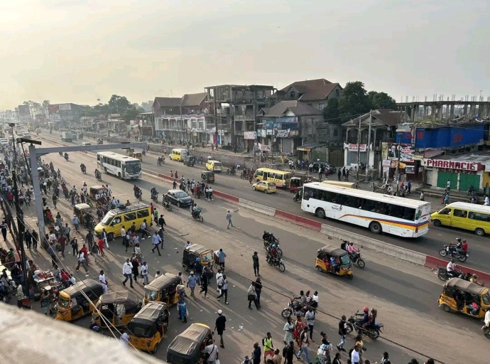 Kinshasa paralysée : rareté des transports en commun et flambée des prix des taxis-motos