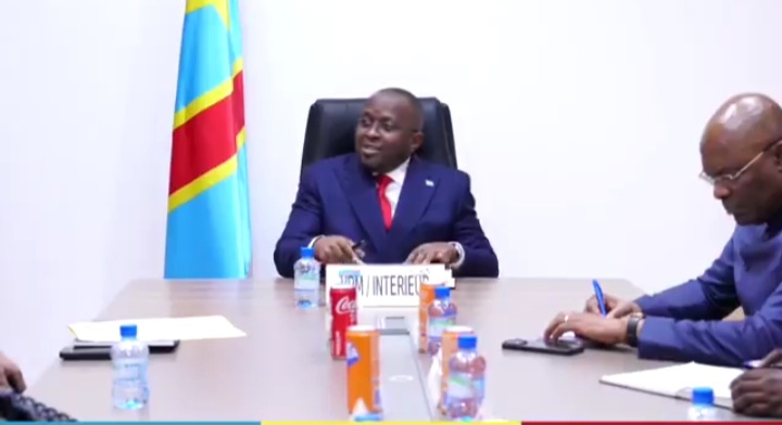 Kasaï-Orientale : le VPM Jacquemain Shabani consulte les députés sur les enjeux sécuritaires en province 