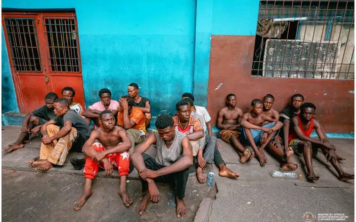 Kinshasa : coup de filet à Kimbanseke, 13 suspects arrêtés après l’attaque de la paroisse saint Théophile
